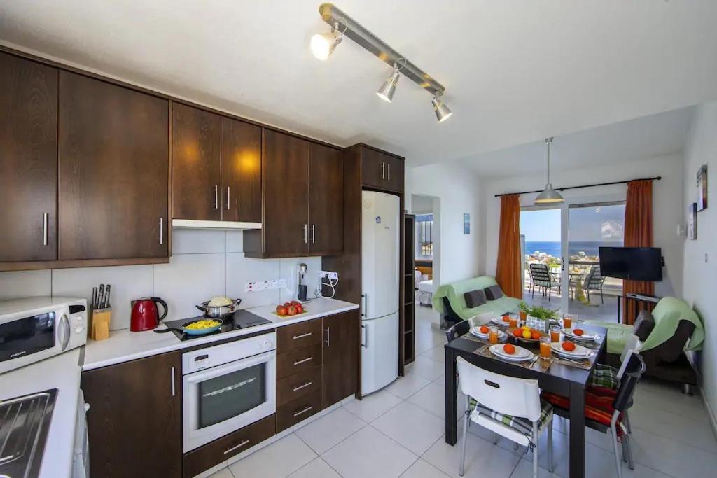 Green Bay Penthouse 2 Протарас Екстериор снимка